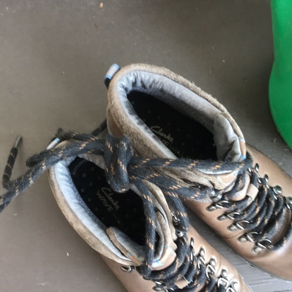 Clarks Leather Hiking Boots -EUC - Picture 4 of 7